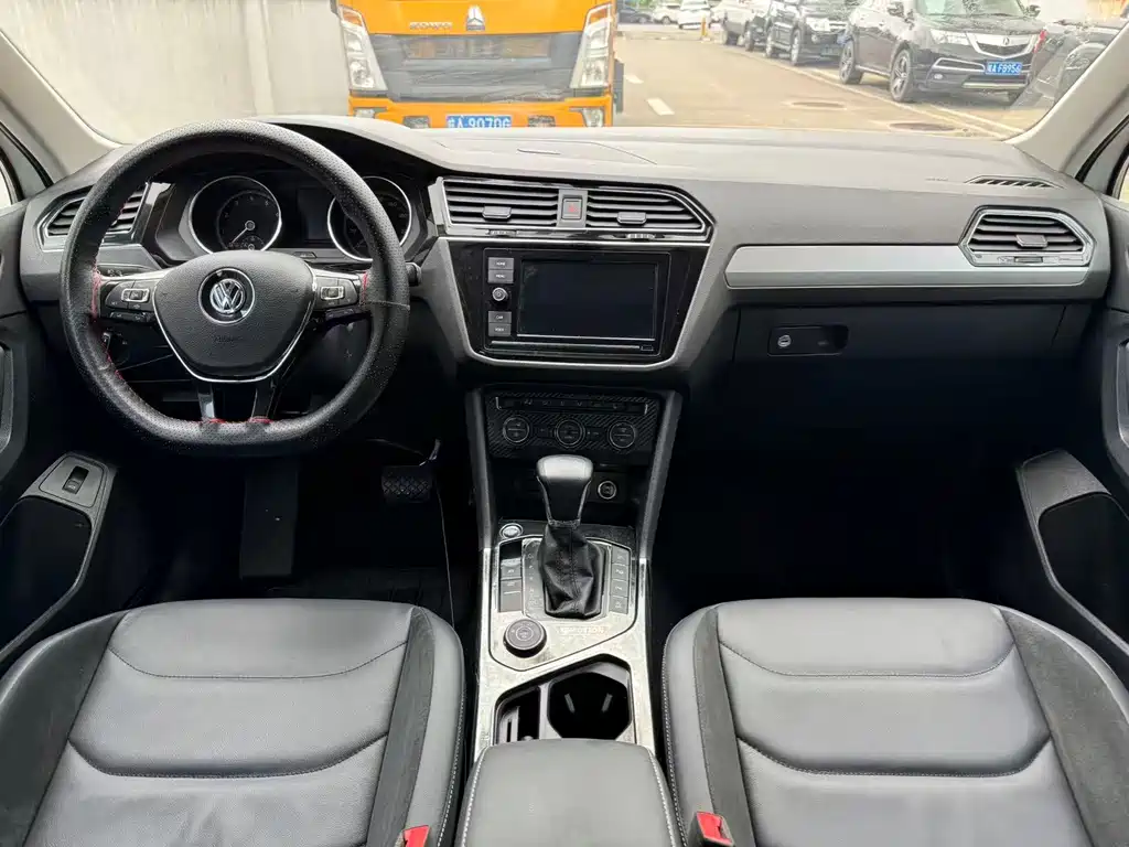 Volkswagen Tiguan L — фото 8