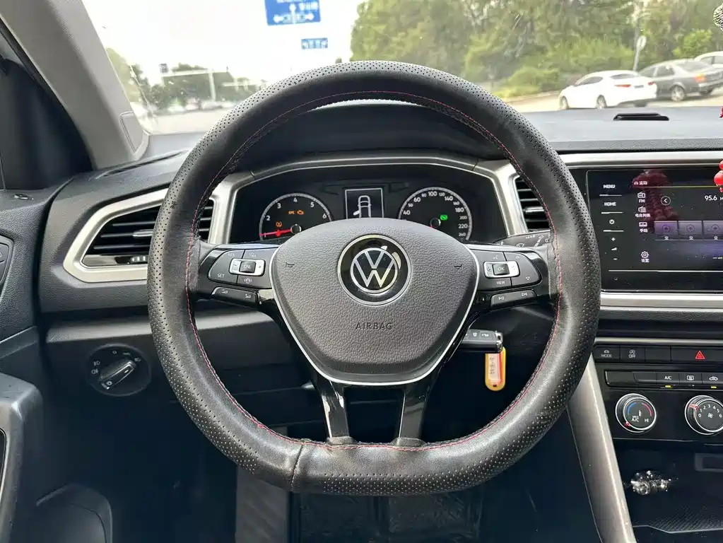 Volkswagen T-Roc — фото 13