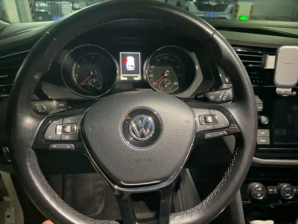 Volkswagen Tiguan L — фото 9