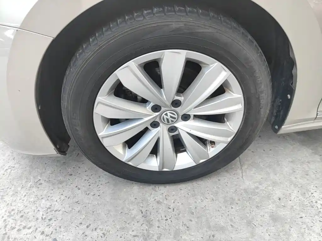 Volkswagen Passat — фото 23