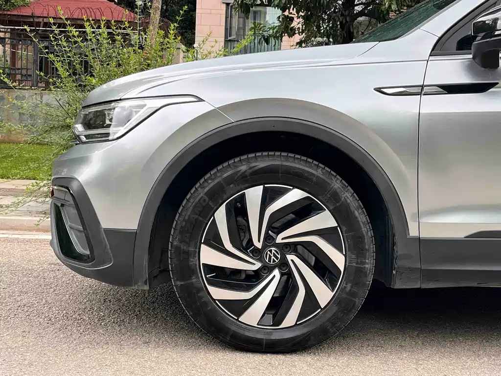 Volkswagen Tiguan L — фото 8