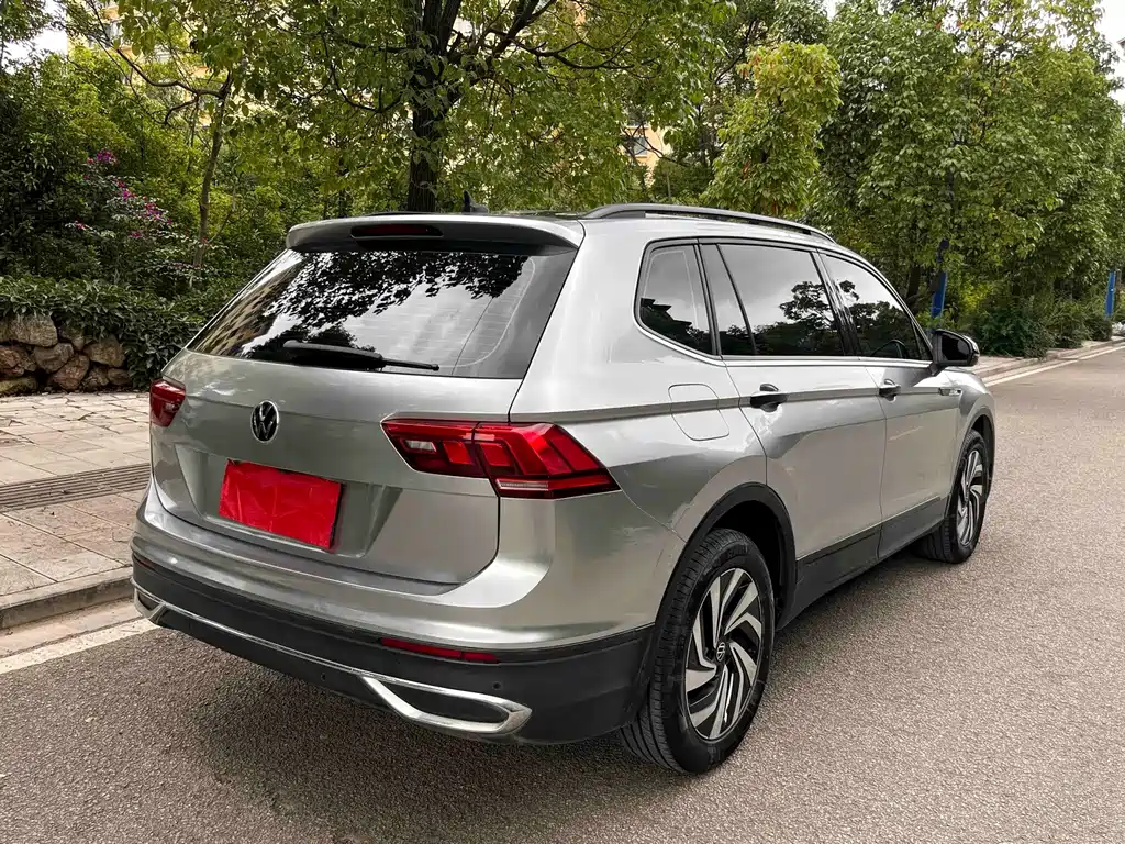 Volkswagen Tiguan L — фото 9