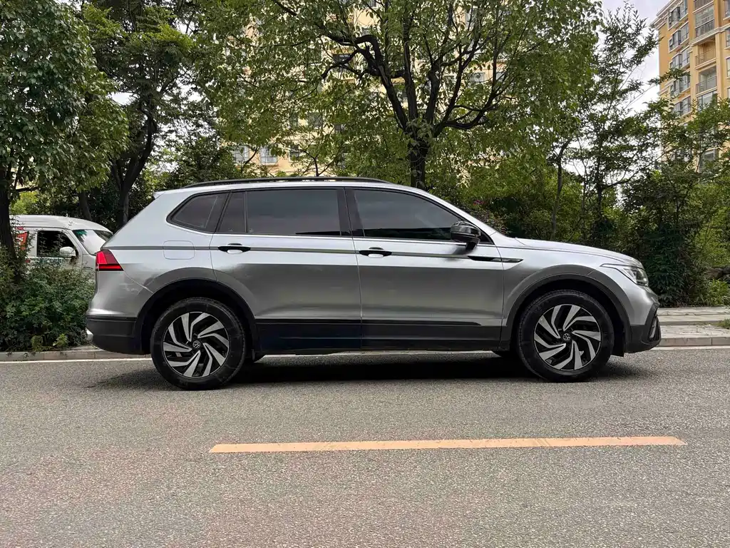 Volkswagen Tiguan L — фото 10