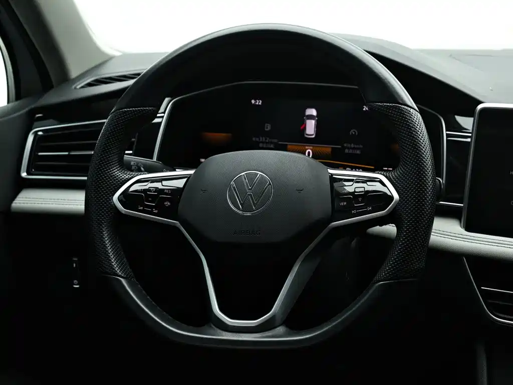 Volkswagen Tiguan L — фото 15