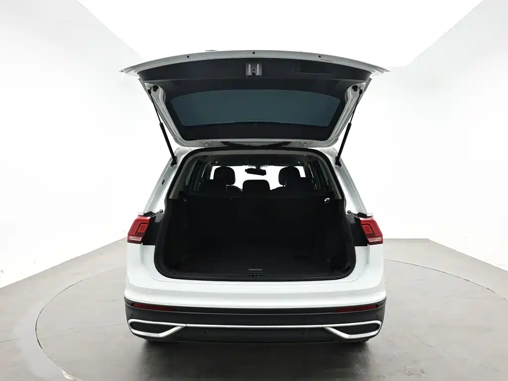 Volkswagen Tiguan L — фото 8