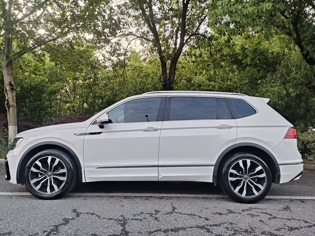 Volkswagen Tiguan L — фото 7