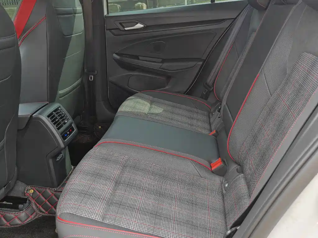 Volkswagen Golf GTI — фото 10