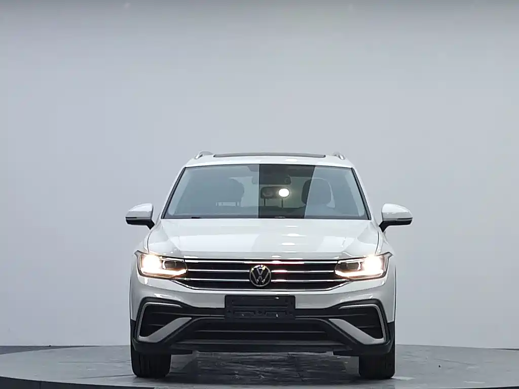 Volkswagen Tiguan L — фото 2