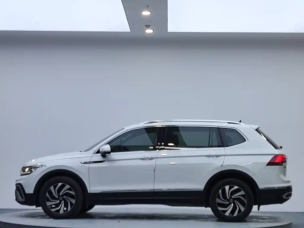 Volkswagen Tiguan L — фото 4