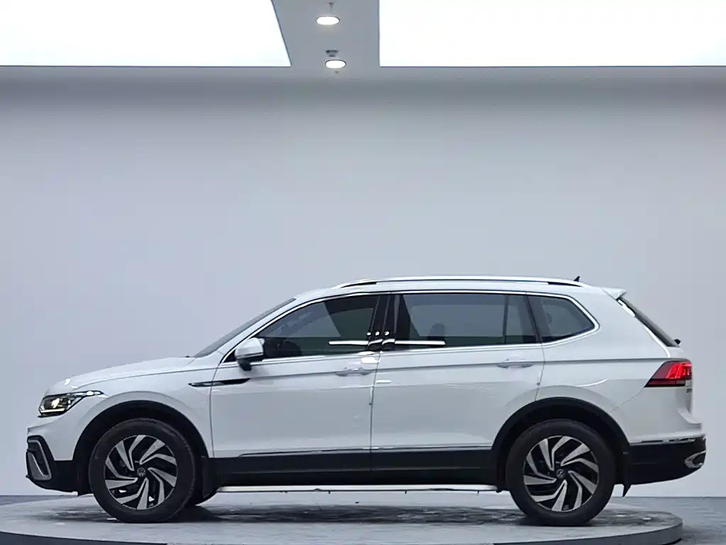 Volkswagen Tiguan L — фото 4