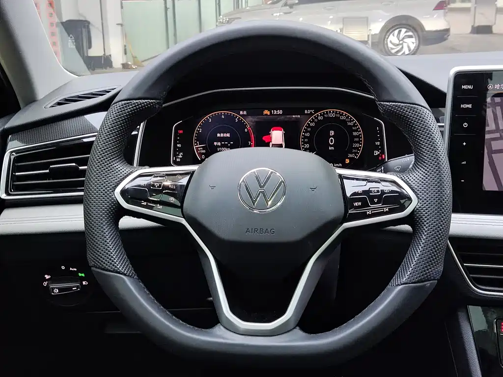 Volkswagen Tiguan L — фото 11