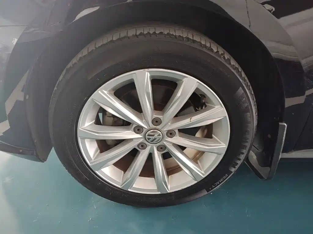 Volkswagen Passat — фото 23