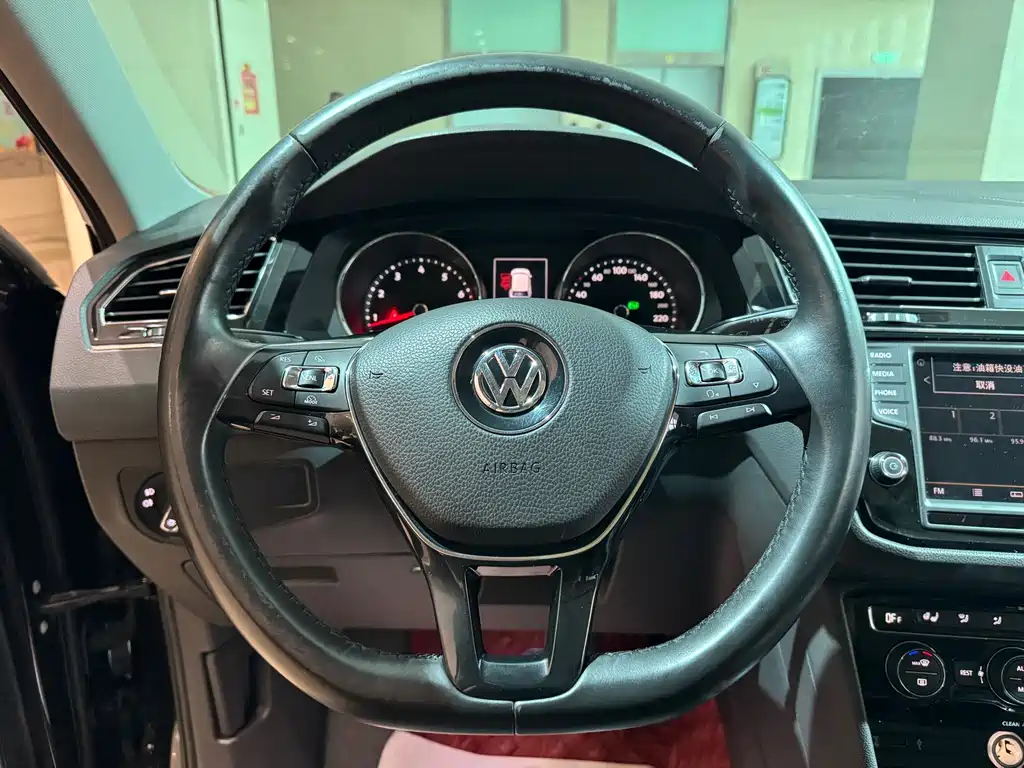 Volkswagen Tiguan L — фото 7