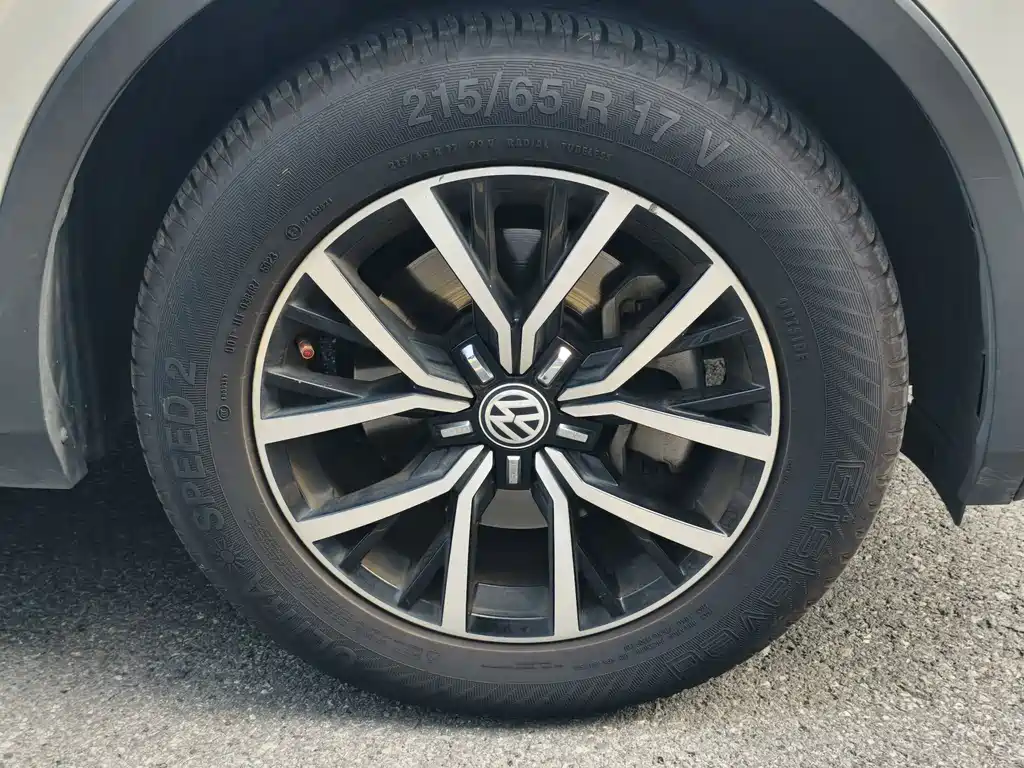 Volkswagen Tiguan L — фото 11