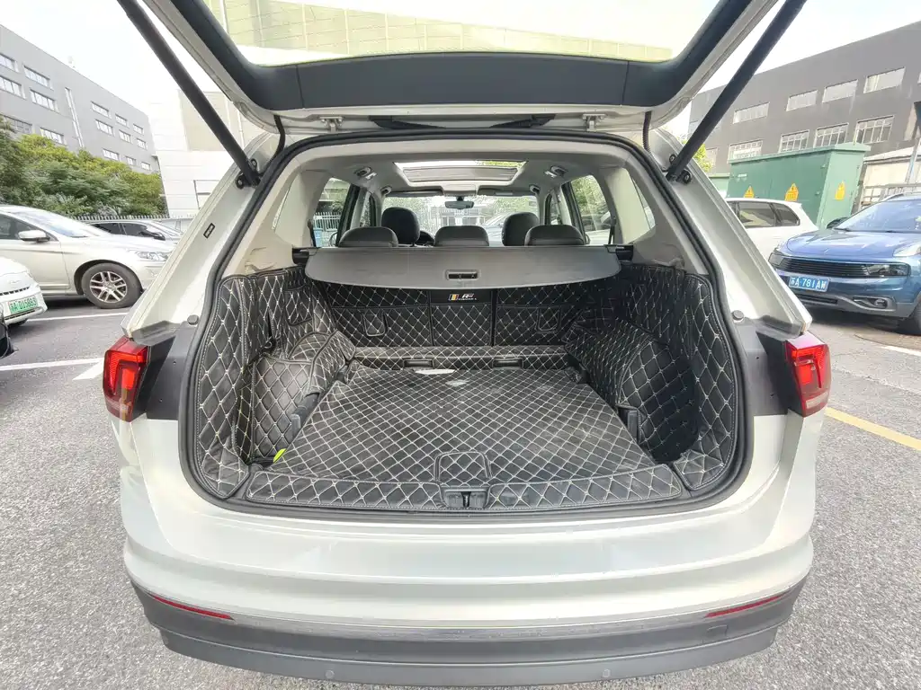 Volkswagen Tiguan L — фото 13