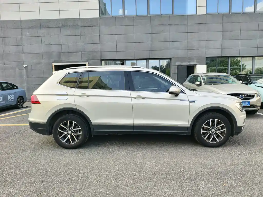 Volkswagen Tiguan L — фото 14