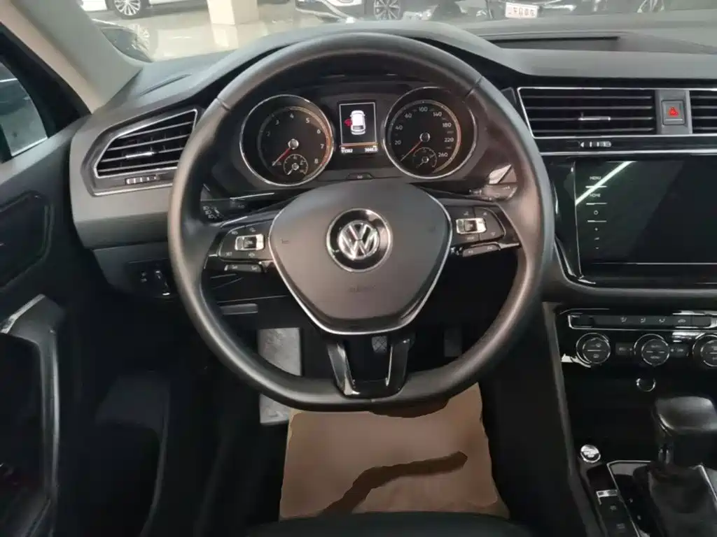 Volkswagen Tiguan L — фото 11