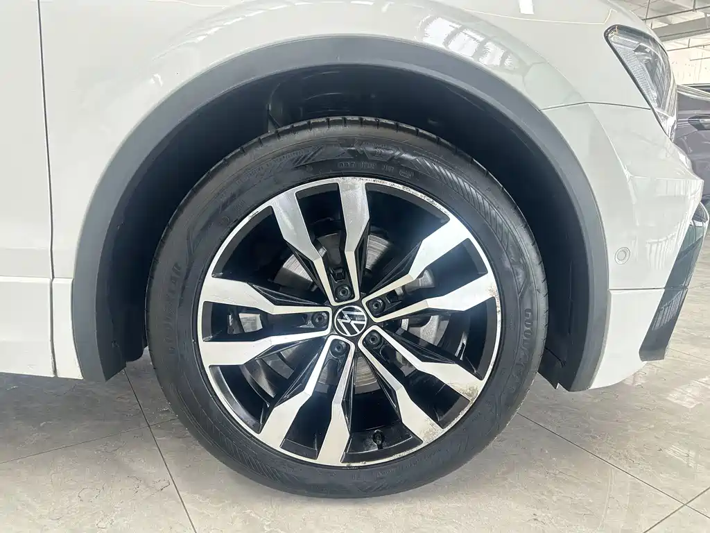 Volkswagen Tiguan L — фото 18