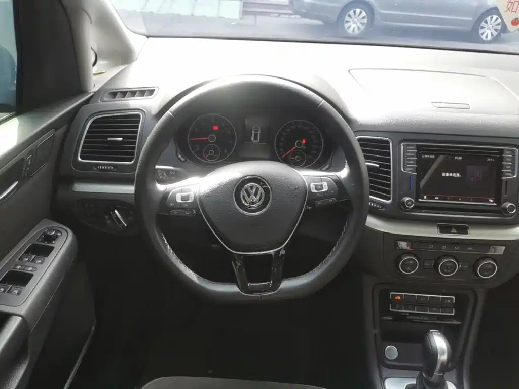 Volkswagen Sharan — фото 11