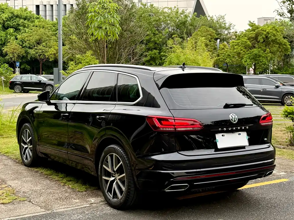 Volkswagen Touareg — фото 17