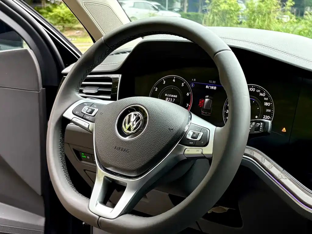 Volkswagen Touareg — фото 10