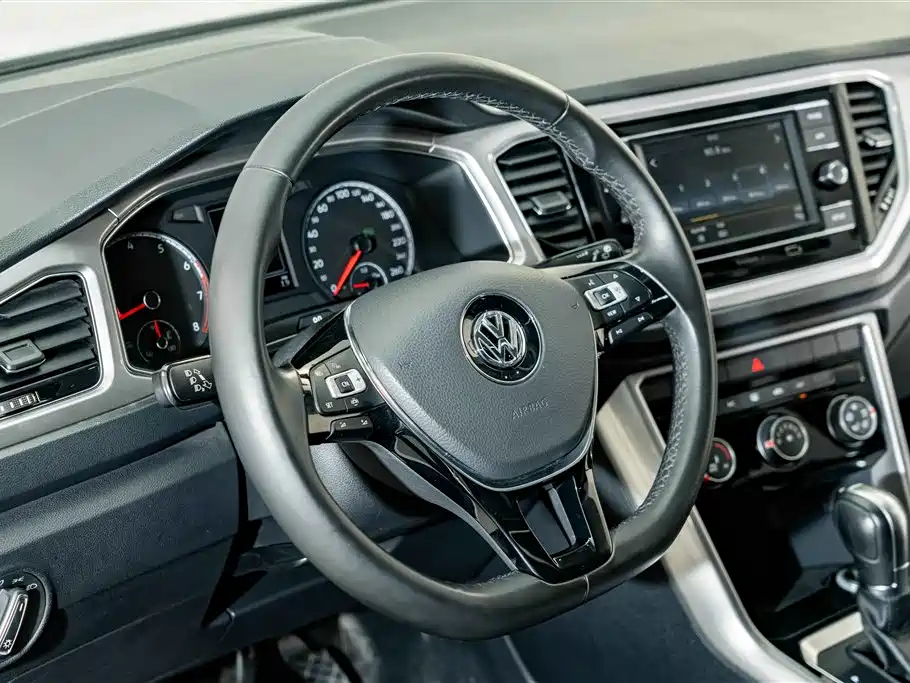 Volkswagen T-Roc — фото 10
