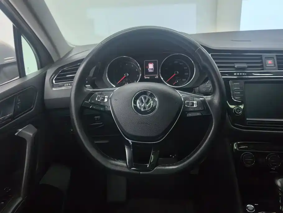 Volkswagen Tiguan L — фото 15