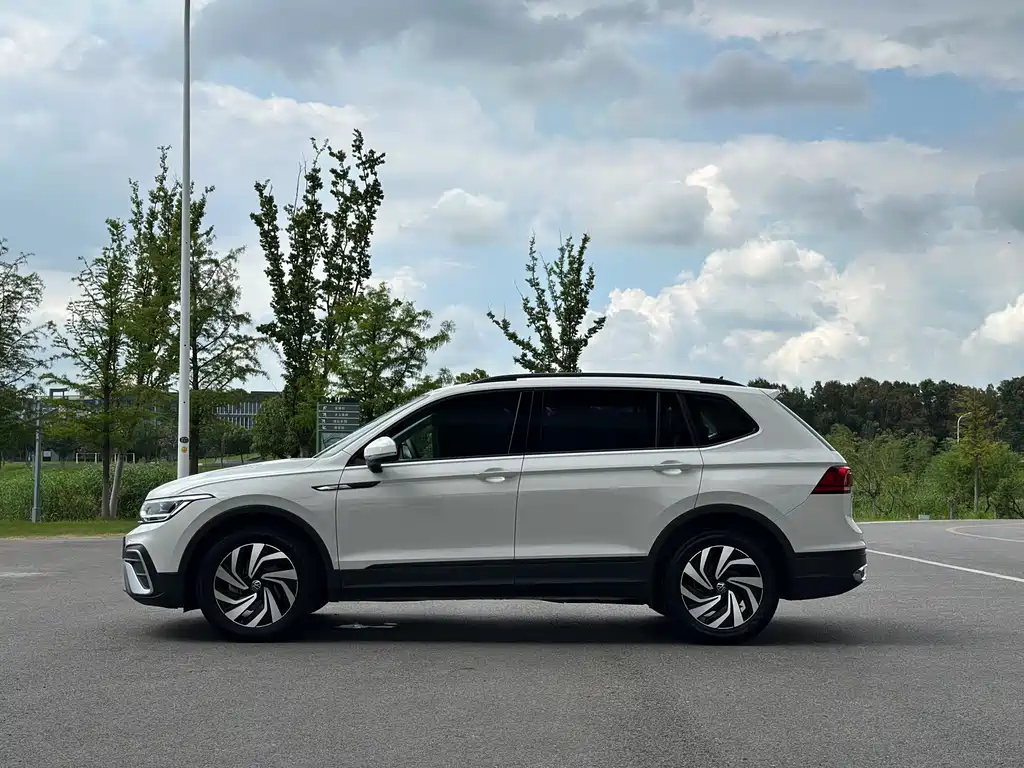 Volkswagen Tiguan L — фото 4