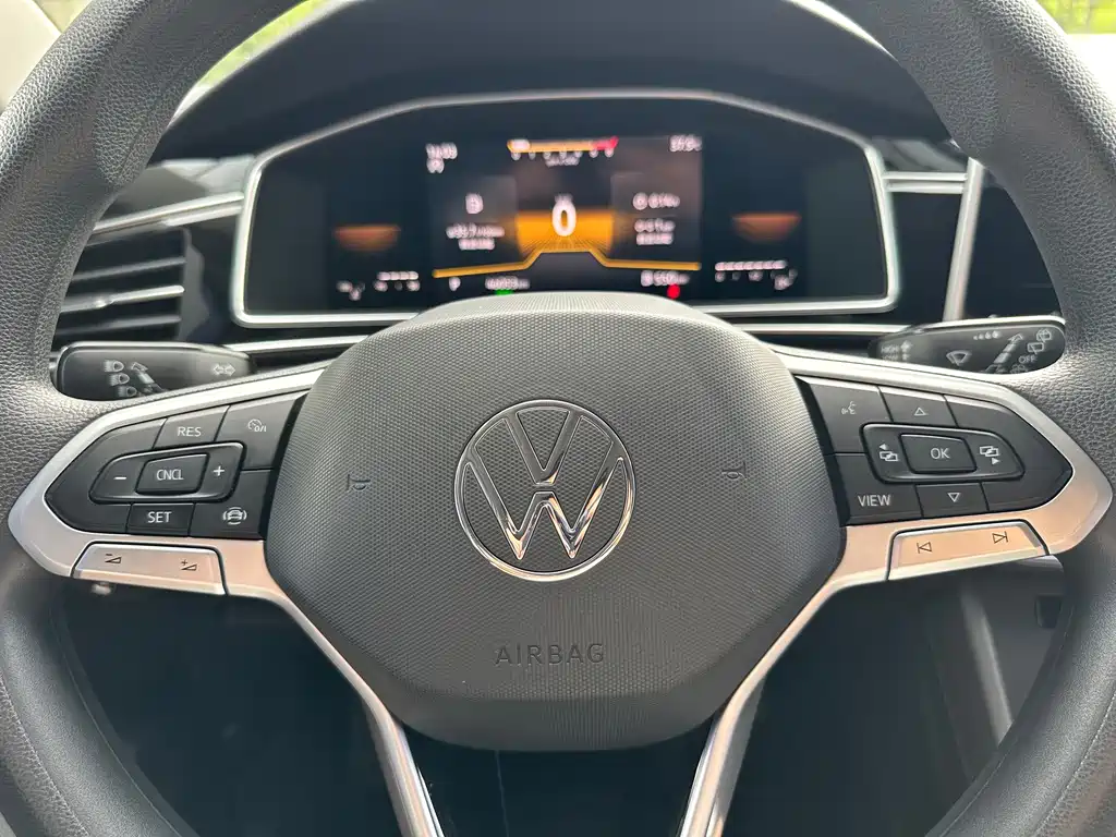 Volkswagen Tiguan L — фото 9
