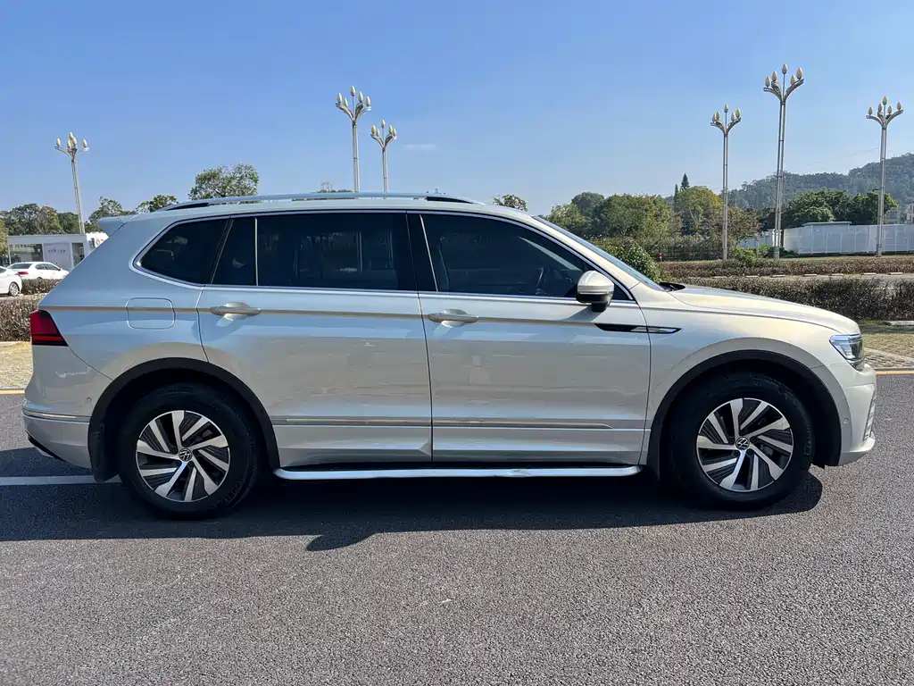 Volkswagen Tiguan L PHEV — фото 5