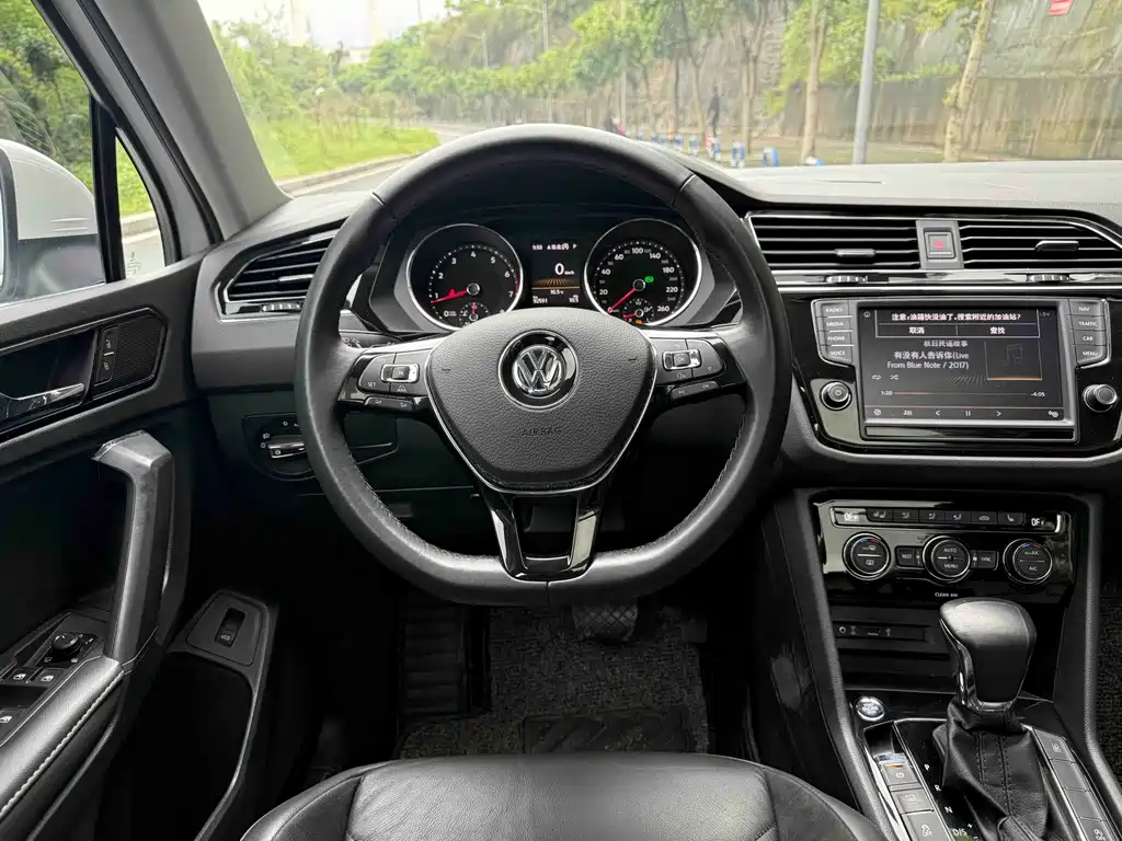 Volkswagen Tiguan L — фото 6