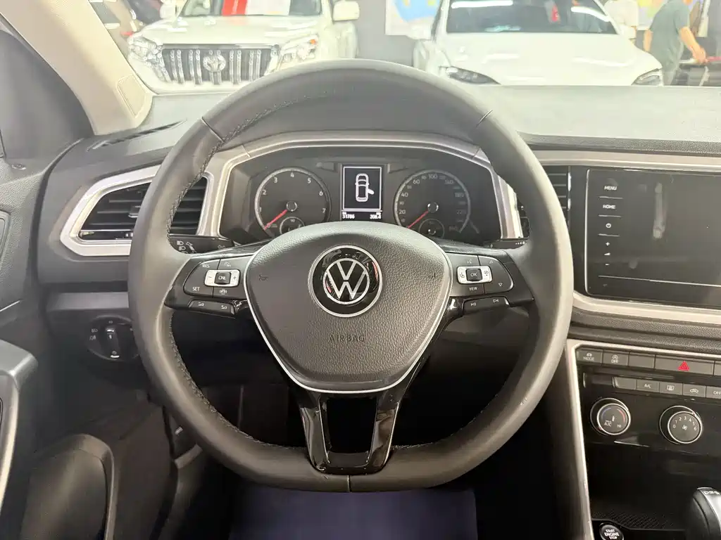 Volkswagen T-Roc — фото 14