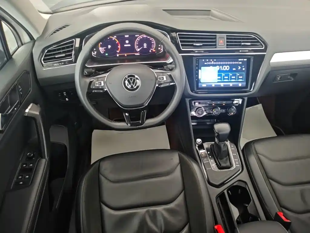 Volkswagen Tiguan L — фото 11