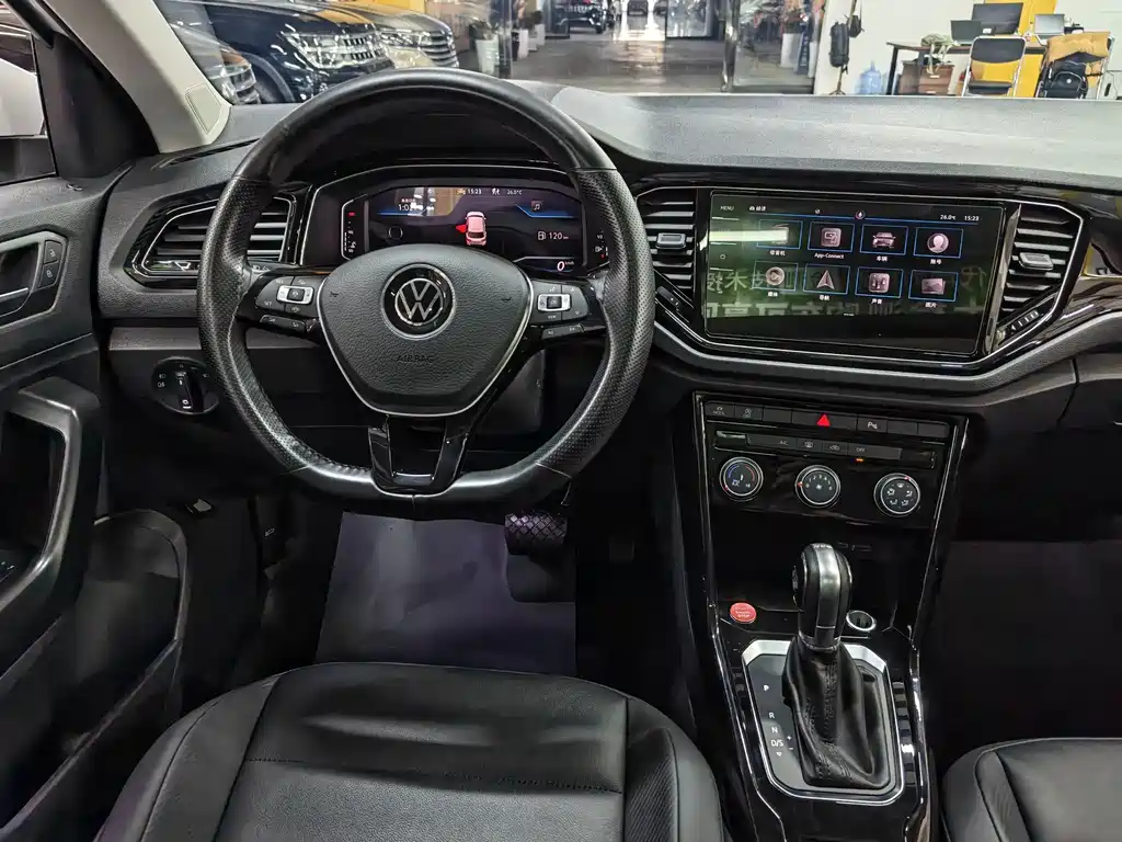 Volkswagen T-Roc — фото 13
