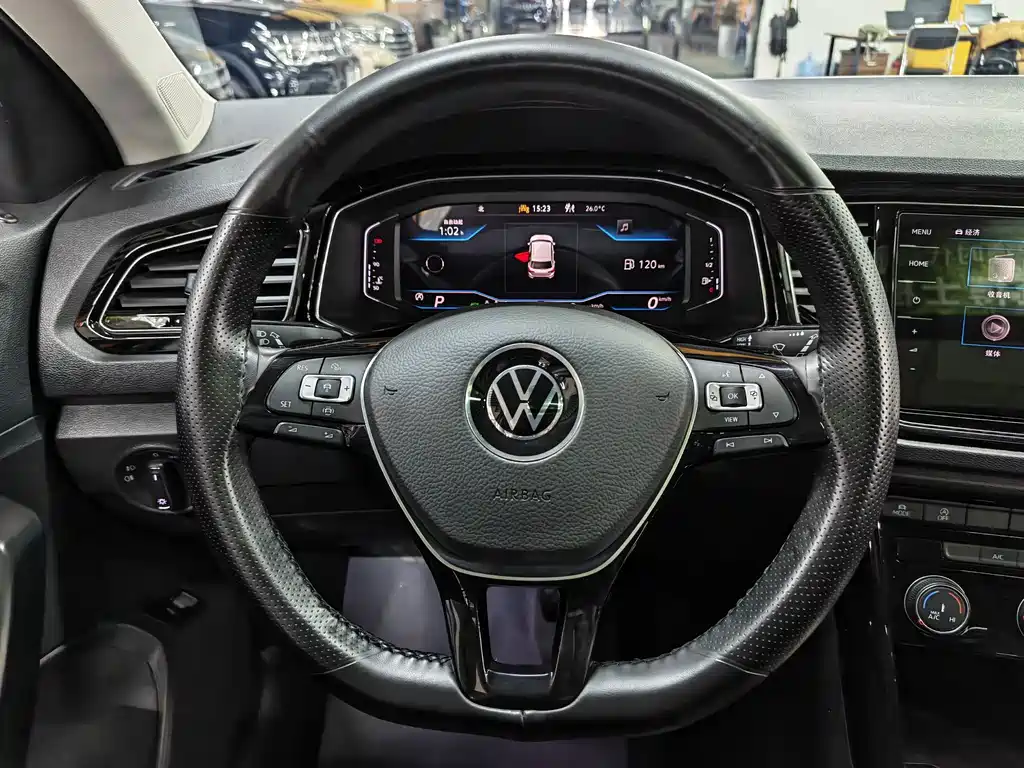 Volkswagen T-Roc — фото 14