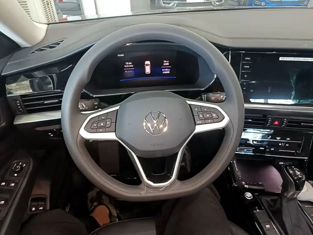 Volkswagen Passat PHEV — фото 11