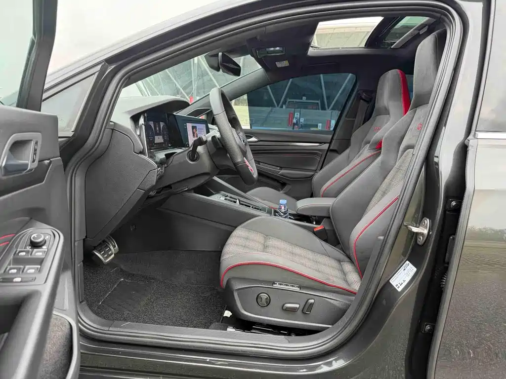 Volkswagen Golf GTI — фото 11