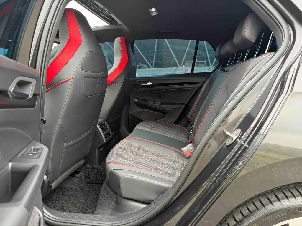 Volkswagen Golf GTI — фото 13