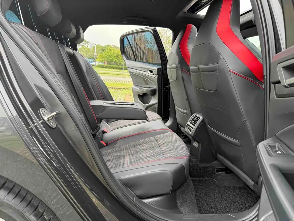 Volkswagen Golf GTI — фото 14