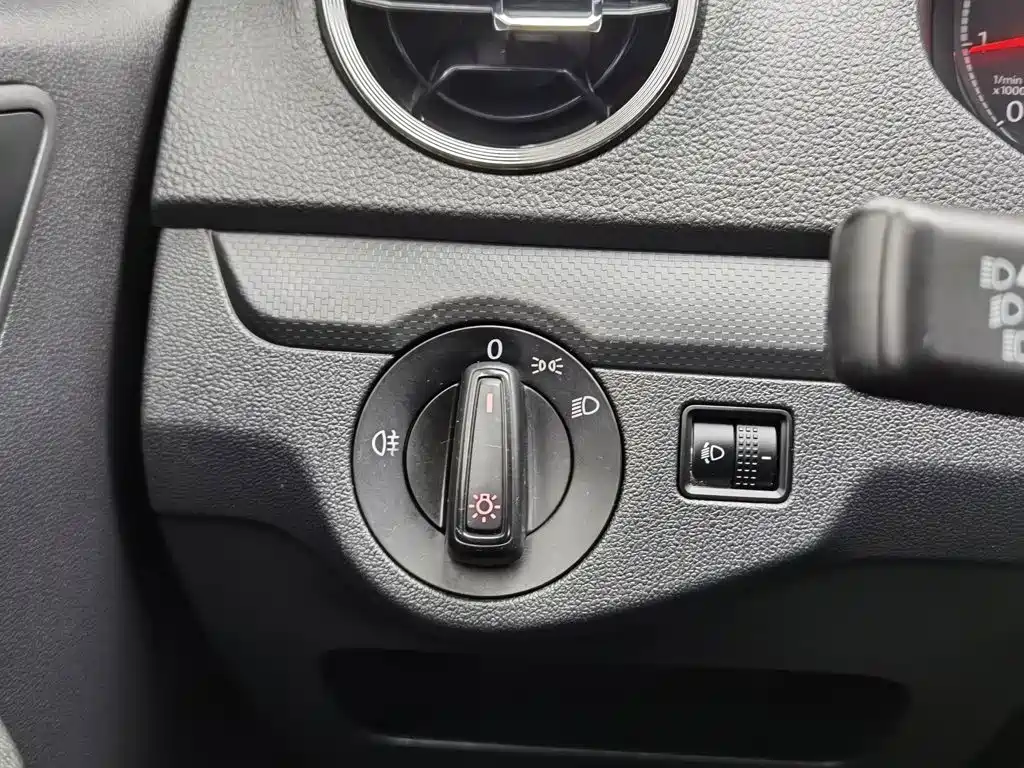 Volkswagen Jetta — фото 21