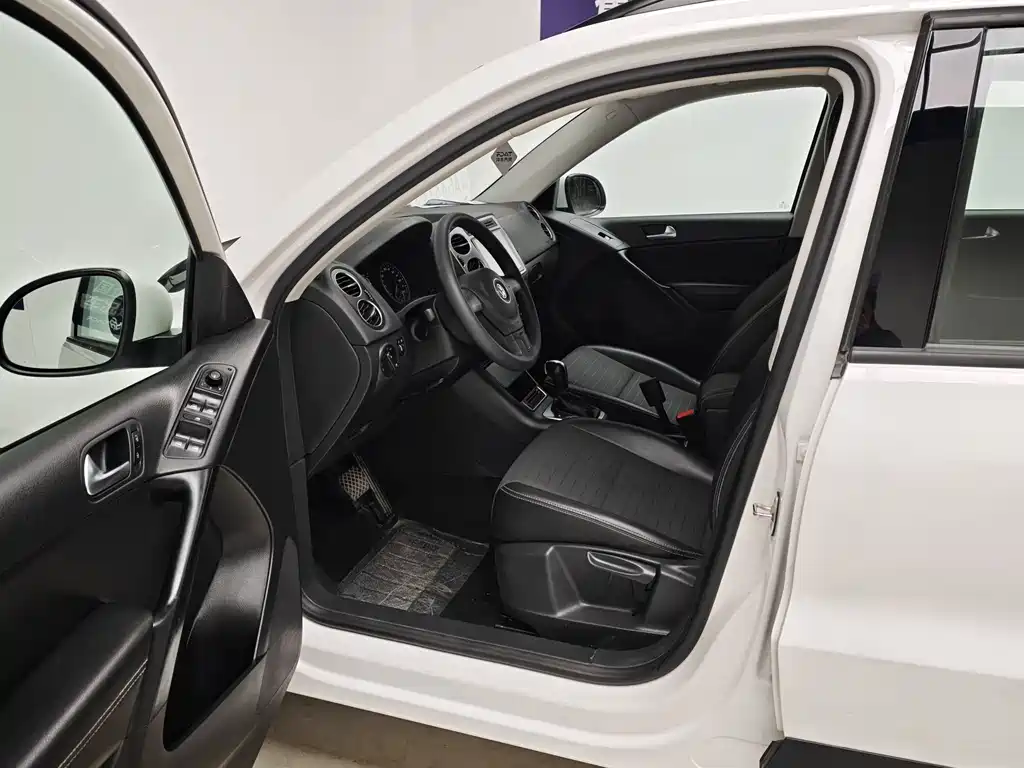 Volkswagen Tiguan — фото 14