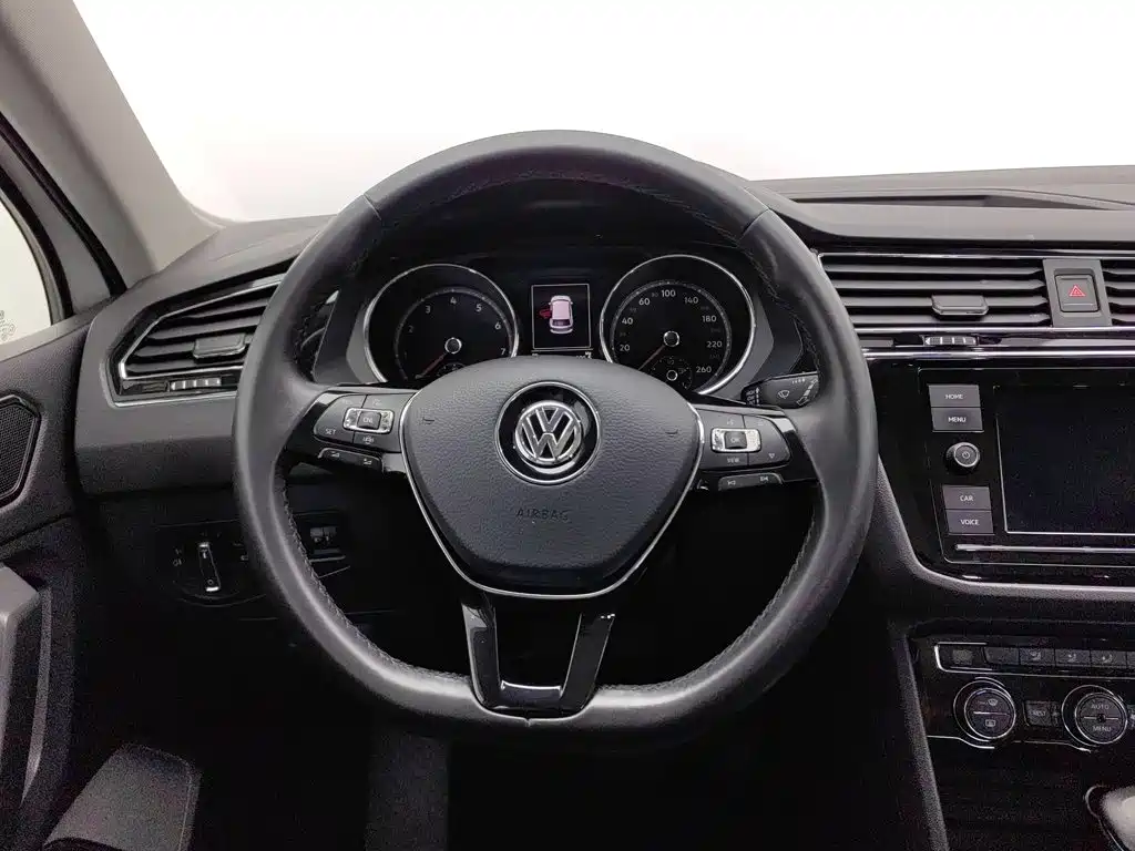 Volkswagen Tiguan L — фото 11