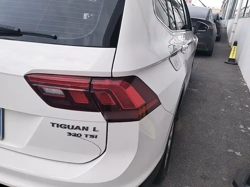 Volkswagen Tiguan L — фото 8