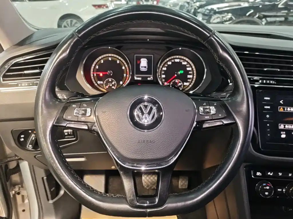 Volkswagen Tiguan L — фото 11
