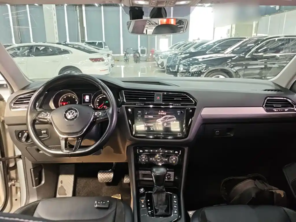 Volkswagen Tiguan L — фото 10
