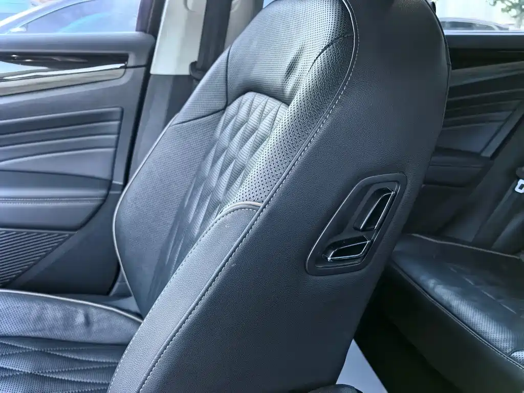 Volkswagen Passat — фото 20