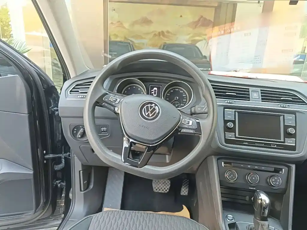 Volkswagen Tiguan L — фото 11