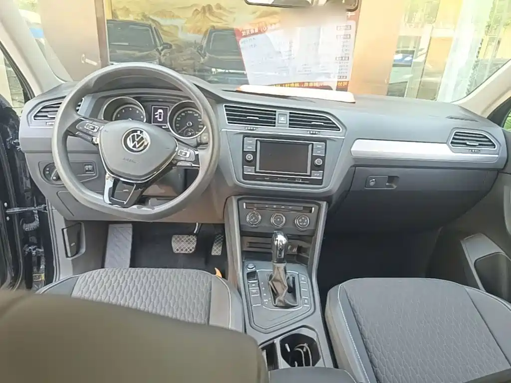 Volkswagen Tiguan L — фото 10