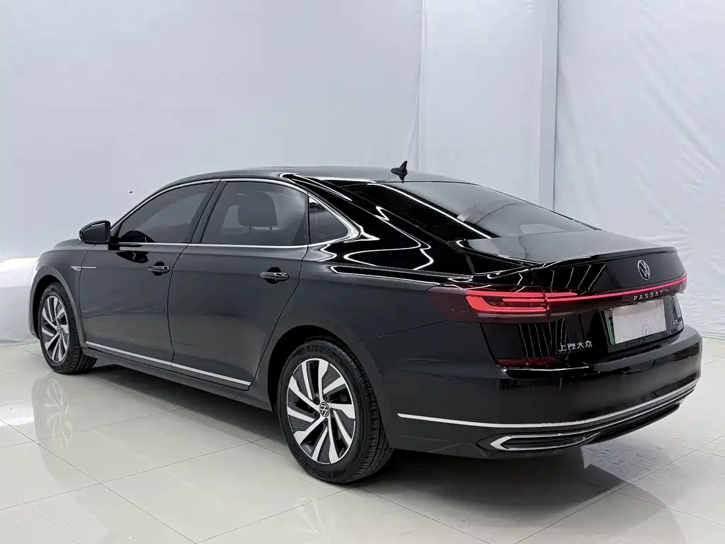 Volkswagen Passat PHEV — фото 13
