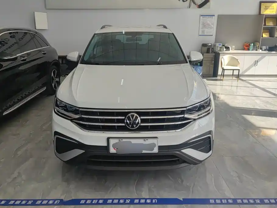 Volkswagen Tiguan L — фото 2